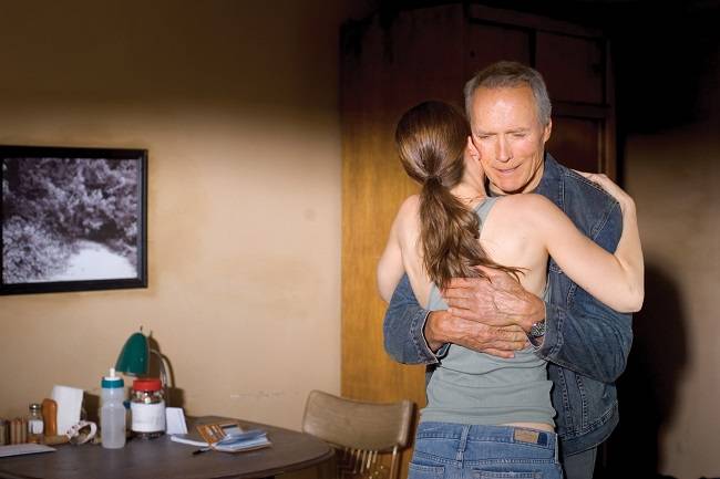 매기가 프랭키에게 준 선물은 트레이너로서의 명성을 넘어선다. 그의 인생에 따뜻한 햇살을 다시 비춰준 것이다.<사진 제공=워너브라더스>