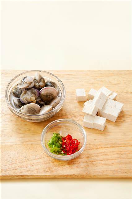 2. 모시조개는 얕은 소금물에 담가 해감하고 풋고추와 홍고추는 씨째 굵게 다지고 두부는 사방 1㎝ 크기로 깍둑썬다.