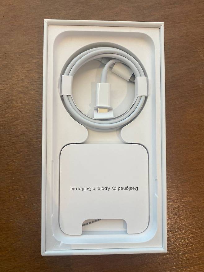 애플 아이폰SE 3세대 구성품. /김양혁 기자