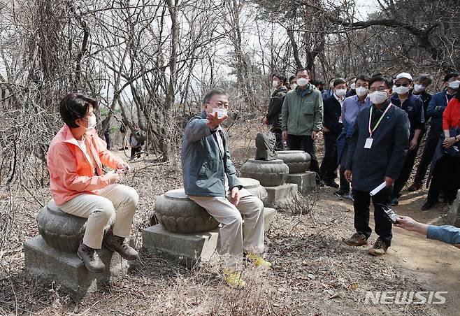 [서울=뉴시스] 전신 기자 = 문재인 대통령과 부인 김정숙 여사가 5일 서울 종로구 삼청안내소 출입구를 통과해 법흥사터에 도착, 김현모 문화재청장과 대화를 하고 있다. 2022.04.05. photo1006@newsis.com