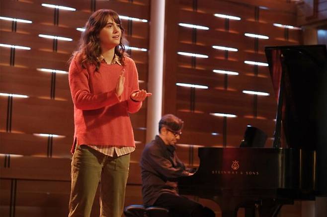 영화 "코다" 중 루비가 수어를 함께 쓰면서 노래부르는 장면 ⓒ애플TV+