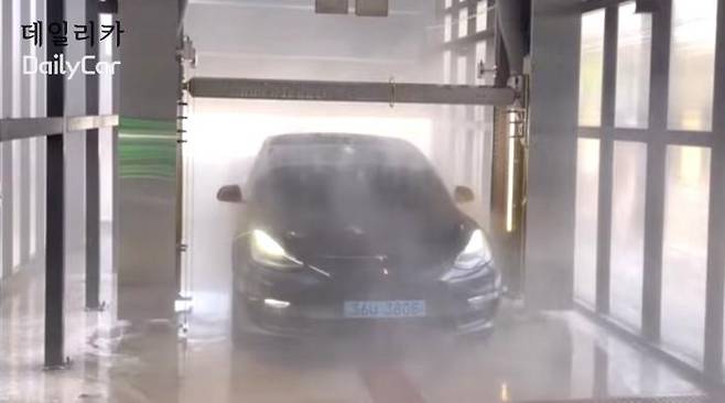노터치 자동세차장을 이용하는 테슬라 모델3