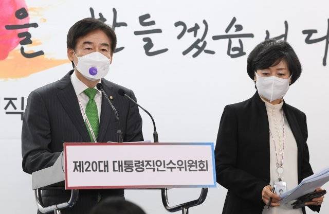 제20대 대통령직인수위원회 정무사법행정분과 이용호 간사(왼쪽)와 박순애 인수위원이 11일 서울 종로구 통의동 인수위 공동기자회견장에서 법적, 사회적 나이 계산법 통일에 관한 브리핑을 하고 있다. 인수위사진기자단