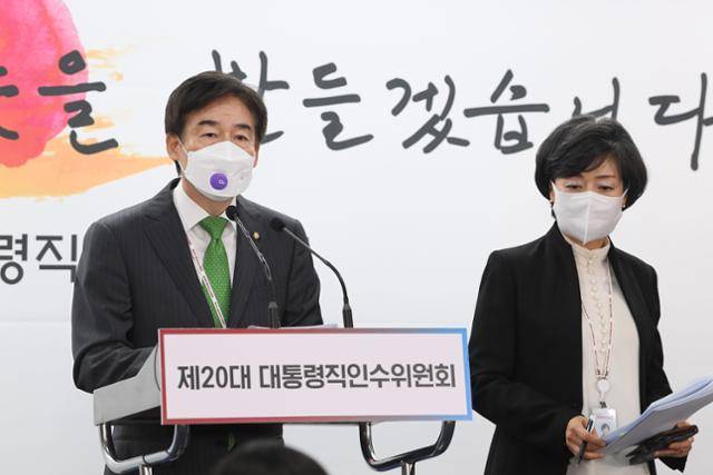 제20대 대통령직인수위원회 정무사법행정분과 이용호 간사(왼쪽)와 박순애 인수위원이 11일 서울 종로구 통의동 인수위 공동기자회견장에서 법적, 사회적 나이 계산법 통일에 관한 브리핑을 하고 있다. 인수위사진기자단