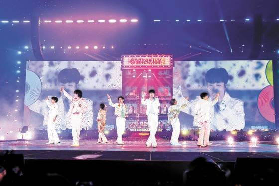 지난 8일과 9일 연이어 열린 BTS의 라스베이거스 첫 공연에는 각각 5만 명의 관객이 얼리전트 스타디움을 가득 채우고 함성을 질렀다. ‘퍼미션 투 댄스 온 스테이지-라스베이거스’ 공연은 오는 15, 16일까지 이어진다. [사진 하이브]