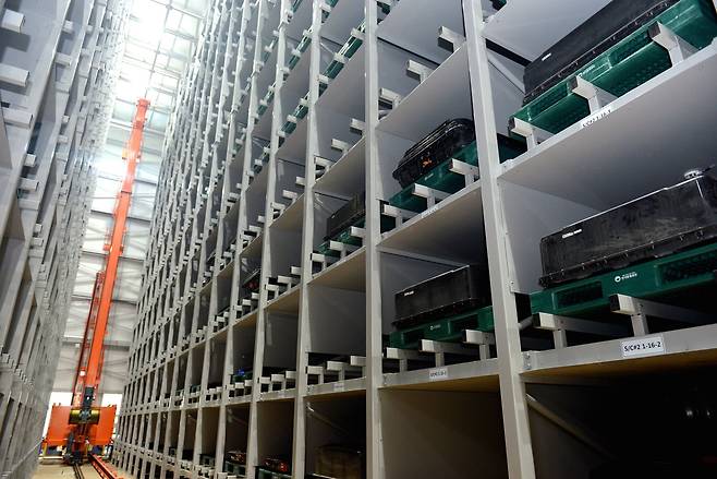 6일 경기 시흥시의 미래폐자원 거점수거센터 내 전기차 폐배터리 보관 창고. 자동화 시설이 설치돼 거대한 크레인이 움직이며 폐배터리를 옮긴다. 사진 한국환경공단