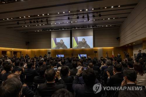 젤렌스키 대통령이 지난달 23일 일본 중의원 제1의원회관에서 화상 연설을 하고 있다. 연합뉴스=AFP