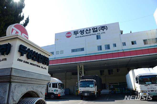 [창원=뉴시스] 차용현 기자 = 지난 18일 오전 노동부 부산지방고용노동청 창원지청이 급성중독으로 인한 직업성 질병자 16명이 발생한 것과 관련 경남 창원시 의창구 소재 두성산업에 대한 압수수색을 진행했다. 사진은 두성산업 정문. 2022.02.18. con@newsis.com