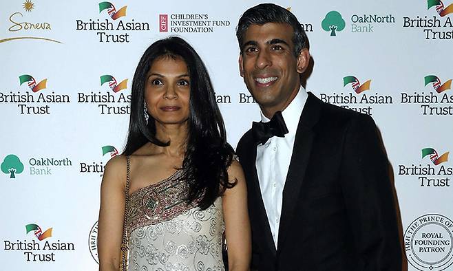 리시 수낙(오른쪽) 영국 재무부 장관과 그의 부인 아크샤타 무르티. AFP연합뉴스