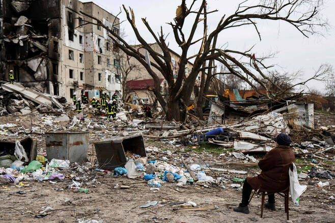 우크라이나 수도 키이우 북서쪽 위성도시 보로댠카에서 지난 8일(현지시간) 안토니나 칼레트니크(65)는 러시아군 침공 당시 파괴된 아파트 건물 잔해 속에서 실종된 아들이 발견되길 기다리고 있다. / AFP 연합뉴스