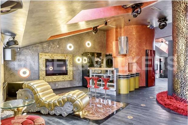 19세기 러시아 황실 별장이었던 만큼 화려한 황금빛 인테리어가 특징적이었다. 층마다 엘리베이터가 설치돼 있었으며, 방마다 눈부신 샹들리에가 바닥과 천장을 비추고 있었다.