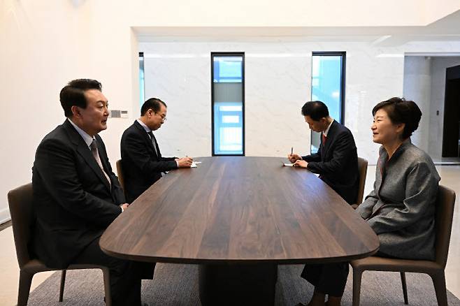 윤석열 대통령 당선인이 12일 오후 대구 달성군 유가읍에 있는 박근혜 전 대통령의 사저에 도착, 박 전 대통령을 예방하고 있다 (사진=연합뉴스)
