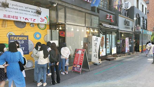 인근 술집이 문을 열기 전부터 이태원을 찾은 젊은 손님들. 한 손님은 소셜미디어(SNS)를 통해 입소문이 난 사주가게를 찾아와 줄을 서고 있다고 했다. /김윤수 기자