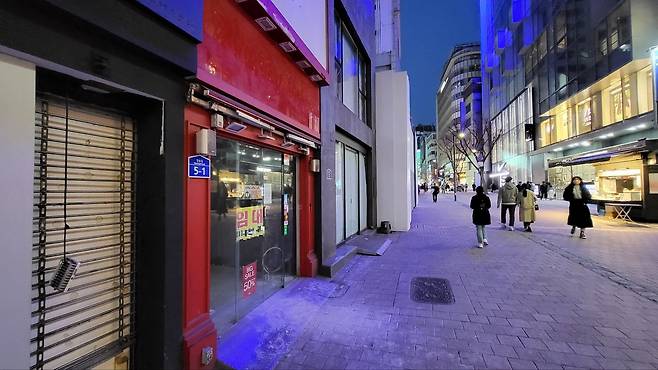 지난 8일 저녁 명동 거리. /김윤수 기자