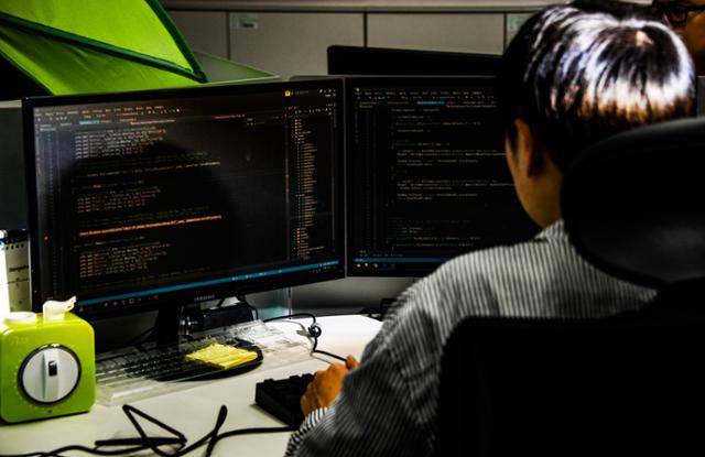 개발자들이 각광받는 시대다. 하지만 파견·도급 업체를 통해 시장에 진입하는 신규 개발자들은 원청이 내려준 임금 중 절반 이상을 중간착취당한다. 이를 제재할 법이 전무해서 '사람 장사'로 한몫 챙기는 IT인력파견업체들이 판을 치고 있다. 한국일보 자료사진