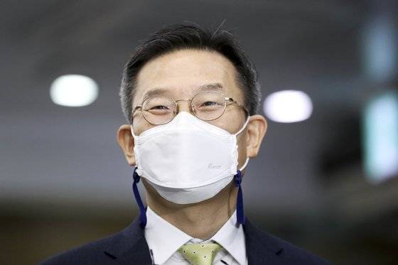 이종호 과학기술정보통신부 장관 후보자가 11일 오전 서울 종로구 광화문 우체국에 마련된 인사청문회 사무실로 출근하며 취재진의 질문에 답하고 있다. 뉴스1