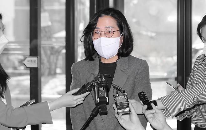 김현숙 여성가족부 장관 후보자가 11일 인사청문회 준비단 사무실이 마련된 서울 서대문구 한국청소년활동진흥원으로 출근하며 기자들의 질문을 받고 있다. 강윤중 기자