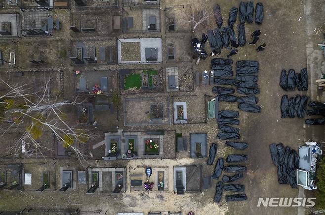 [부차=AP/뉴시스] 6일(현지시간) 우크라이나 키이우 외곽 부차의 공동묘지에서 경찰이 러시아군 점령 당시 숨진 민간인들의 시신을 안치소로 보내기에 앞서 신원 확인 작업을 하고 있다. 2022.04.07.