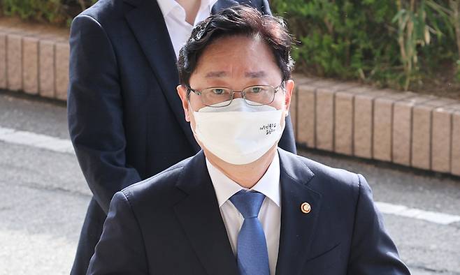 박범계 법무부 장관이 11일 경기 과천시 정부과천청사 법무부로 출근하고 있다. 과천=연합뉴스