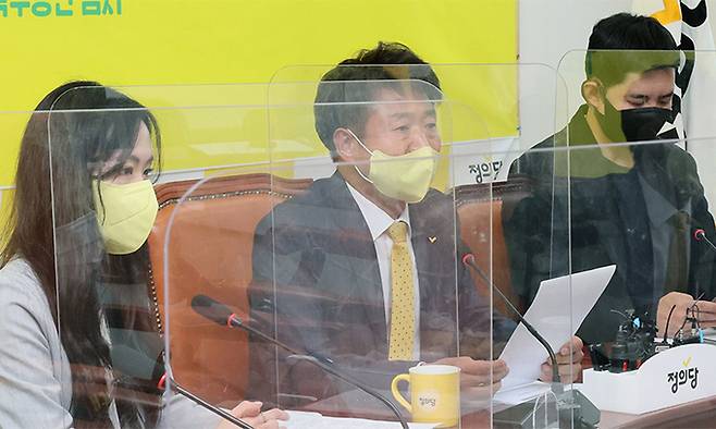 정의당 여영국 대표(가운데)가 11일 서울 여의도 국회에서 열린 대표단회의에서 모두발언을 하고 있다. 서상배 선임기자