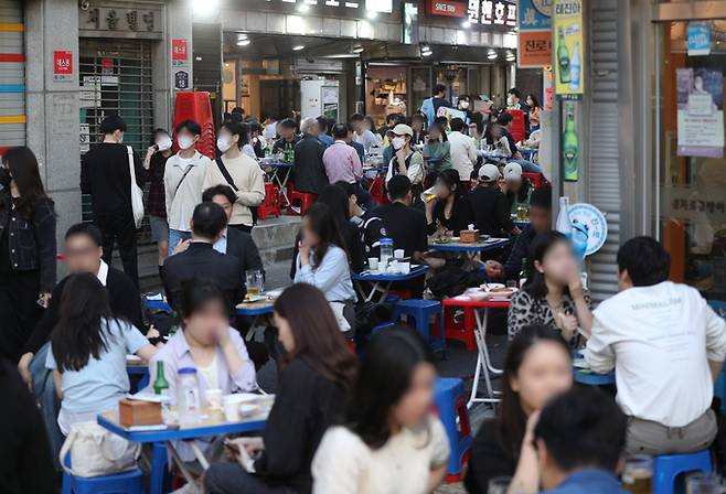 11일 오후 서울 을지로 노가리골목이 시민들로 붐비고 있다. 뉴스1