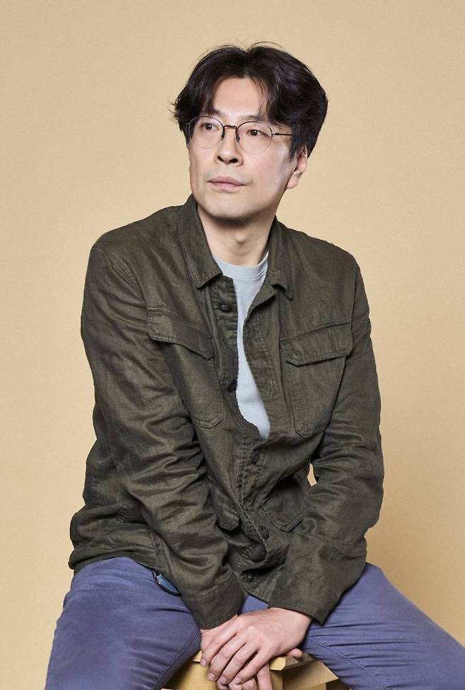 넷플릭스 영화 '야차'의 나현 감독이 12일 오전 화상으로 진행된 인터뷰를 위해 포즈를 취하고 있다.  스파이들의 최대 접전지 중국 선양에서 일명 '야차'가 이끄는 국정원 비밀공작 전담 블랙팀과 특별감찰 검사, 그리고 각국 정보부 요원들의 숨막히는 접전을 그린 첩보 액션 영화 '야차'는 전 세계 영화 부문 3위에 랭크됐다. /사진제공=넷플릭스 2022.04.12 /사진=이동훈 기자 photoguy@