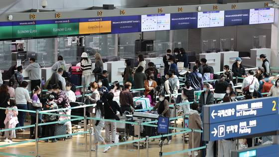 지난주 해외 여행객들로 다시 붐비기 시작한 인천국제공항 제1여객터미널. 〈사진=연합뉴스〉