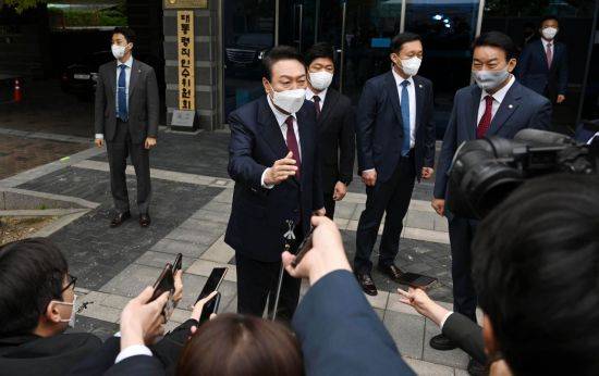 윤석열 대통령 당선인이 13일 오전 서울 종로구 통의동 제20대 대통령직인수위원회 앞에서 취재진의 질문에 답하고 있다. (사진 제공=연합뉴스)