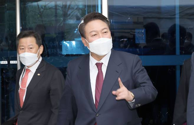 윤석열 대통령 당선인이 13일 서울 통의동 대통령직인수위원회 사무실에서 2차 내각 발표를 한 뒤 외부일정을 위해 나서며 취재진에게 질문은 한 개만 받겠다고 말하고 있다. /인수위사진기자단