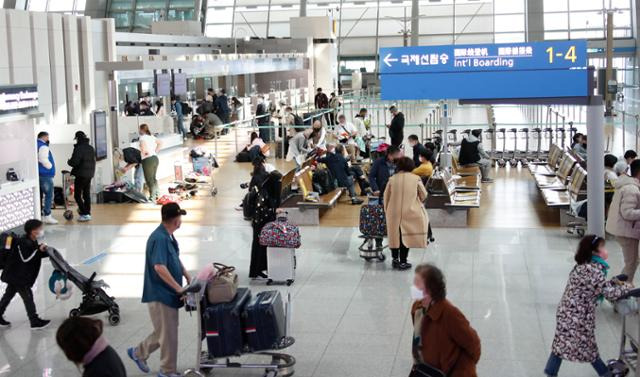 지난달 28일 인천국제공항 1터미널 출국장 체크인 카운터가 여행객들로 붐비고 있다. 뉴스1
