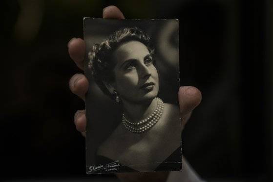 미미 라인하르트의 아들 사샤 비트만이 11일(현지시간) 어머니의 사진을 들어보이고 있다. AP=연합뉴스