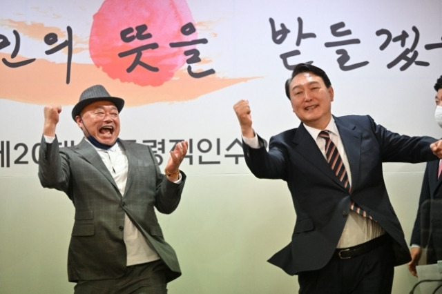 가수 김흥국 측이 지난 9일 윤석열 대통령 당선인과 어퍼컷 세리머니를 하는 사진을 공개했다. 앞서 윤 당선인은 지난 8일 서울 대선 유세 때 자신을 지지한 연예인 응원단 23명을 통의동 집무실에 초청했다. 김흥국 측 제공