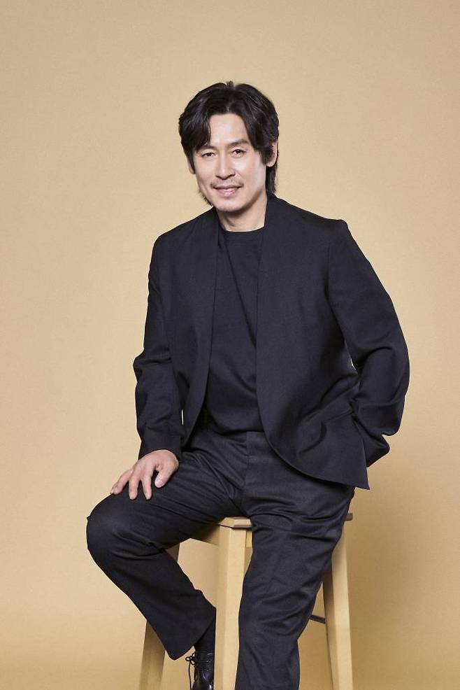 넷플릭스 영화 '야차'(감독 나현)의 주연배우 설경구가 13일 오전 화상으로 진행된 인터뷰를 위해 포즈를 취하고 있다.  스파이들의 최대 접전지 중국 선양에서 일명 '야차'가 이끄는 국정원 비밀공작 전담 블랙팀과 특별감찰 검사, 그리고 각국 정보부 요원들의 숨막히는 접전을 그린 첩보 액션 영화 '야차'는 전 세계 영화 부문 3위에 랭크됐다. /사진제공=넷플릭스 2022.04.13