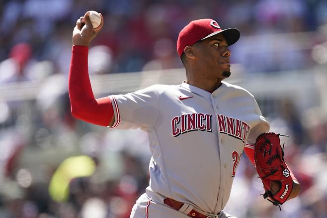 신시내티 레즈 헌터 그린이 지난 11일(한국시각) 메이저리그 데뷔전인 애틀랜타 브레이브스와의 원정경기에 선발등판해 힘차게 공을 뿌리고 있다. AP연합뉴스