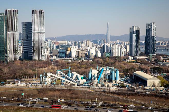지난 3월 28일 서울 성동구 성수동 삼표레미콘 성수공장 모습. 서울시는 이날 삼표레미콘 성수공장 철거 착공식을 열고 이날 착공식을 시작으로 제2공장, 제1공장 순으로 순차적으로 해체공사를 진행해 오는 6월30일 완전 철거된다고 밝혔다./뉴스1