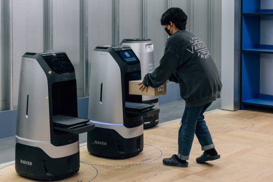 서비스 로봇 '루키'가 택배를 배달하고 있다. 네이버 제공