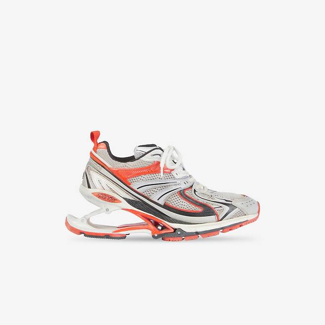 발렌시아가 ‘엑스팬더’는 신발 뒤축에 마치 캥거루처럼 점프를 해야 할 것만 같은 밑창을 달았다. 발렌시아가 제공