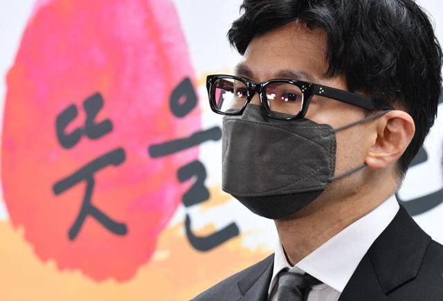 한동훈 법무부 장관 후보자가 13일 서울 종로구 통의동 대통령직인수위원회에서 열린 2차 내각 발표 기자회견에 참석해 윤석열 대통령 당선인의 발표를 듣고 있다. 뉴스1