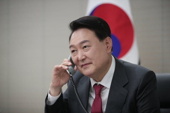지난달 11일 서울 여의도 국민의힘 중앙당사에서 윤석열 당선인이 기시다 후미오(岸田文雄) 일본 총리와 통화하는 모습. 국민의힘. 연합뉴스.