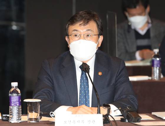 (서울=뉴스1) 송원영 기자 = 권덕철 보건복지부 장관이 25일 서울 중구 더플라자호텔에서 열린 제1회 국민연금 기금운용위원회에서 인사말을 하고 있다. 2022.2.25/뉴스1