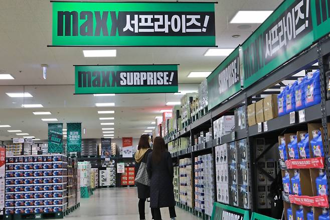 창고형 할인점이 올해 신규 출점을 강화하며 성장을 이어나갈 전망이다. 지난달 31일 문을 연 롯데마트 맥스 창원중앙점.[롯데마트 제공]