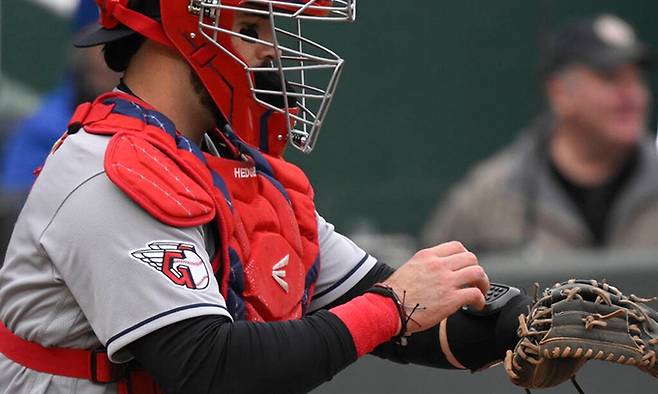 클리블랜드 포수 오스틴 헤지스가 지난 8일 미국 미주리주 캔자스시티 코프먼스타디움에서 열린 캔자스시티와의 경기에서 손목에 착용한 피치컴으로 사인을 내고 있는 모습. 캔자스시티=AP연합뉴스