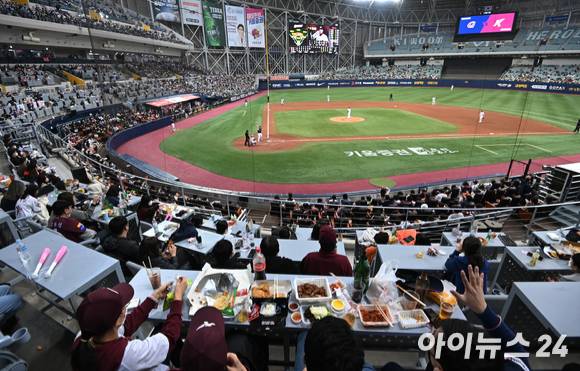 2일 오후 서울 고척스카이돔에서 2022 신한은행 SOL KBO리그 키움 히어로즈와 롯데 자이언츠의 개막전 경기가 열렸다. 야구장을 찾은 야구팬들이 응원을 하고 있다. [사진=김성진 기자]