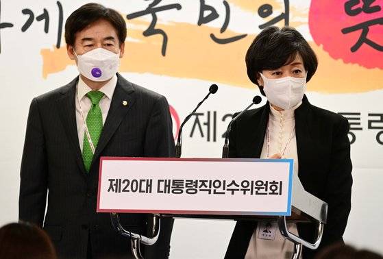 정무사법행정분과 이용호 간사(왼쪽)과 박순애 인수위원이 지난 11일 오전 서울 종로구 통의동 인수위 공동기자회견장에서 열린 정무사법행정분과 브리핑에서 취재진의 질문에 답하고 있다. 인수위사진기자단