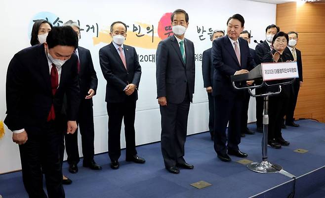 원희룡 국토교통부 장관 후보자가 10일 오후 서울 종로구 통의동 대통령직인수위원회 열린 윤석열 정부 8개 부처의 장관 후보자 인선 발표 기자회견에 참석해 고개 숙여 인사하고 있다. /사진제공=뉴시스(공동사진취재단)