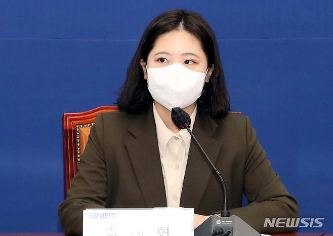 [서울=뉴시스] 최진석 기자 = 박지현 더불어민주당 공동비상대책위원장이 14일 당대표실에서 열린 방송스태프 현안 관련 희망연대노조 간담회에서 발언을 하고있다. (공동취재사진) 2022.04.14. photo@newsis.com