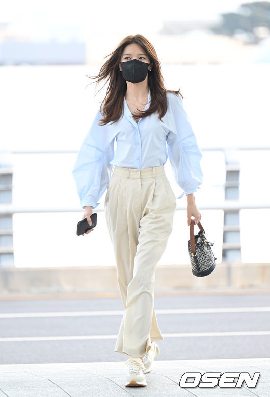 Actor Choi Sooyoung left for Honolulu, USA, on the afternoon of the 15th through Incheon International Airport.Actor Choi Soo Young moving to the departure hall. 2022.04.15