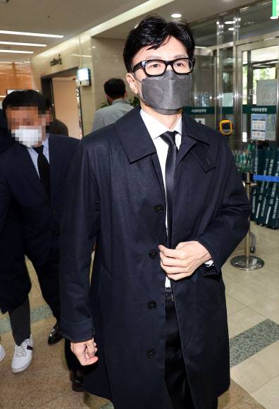 한동훈 법무부 장관 후보자가 14일 서울 남부지검 A 검사의 빈소가 차려진 서울 양천구의 한 병원 장례식장을 찾아 조문을 위해 빈소로 향하고 있다.연합뉴스