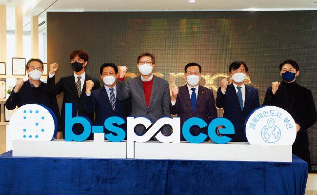 3월 24일 부산 남구 부산국제금융센터에서 박형준 부산시장(가운데)이 참석한 가운데 열린 블록체인 특화 벤처 컨벤션 ‘비 스페이스(b-space)’ 개소식. [사진 제공 · 미디움]