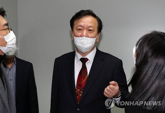 답변하는 정호영 보건복지부 장관 후보자 (서울=연합뉴스) 김주성 기자 = 정호영 보건복지부 장관 후보자가 15일 서울 서대문구 국민연금공단 서울북부지역본부에 마련된 인사청문회 준비 사무실로 출근하며 취재진의 질문에 답하고 있다. 2022.4.15 [공동취재] utzza@yna.co.kr